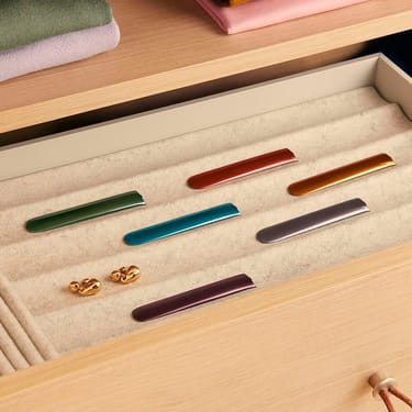 واجهات Ploom AURA الأمامية بلون أحمر بركاني وخيارات ألوان أخرى.
