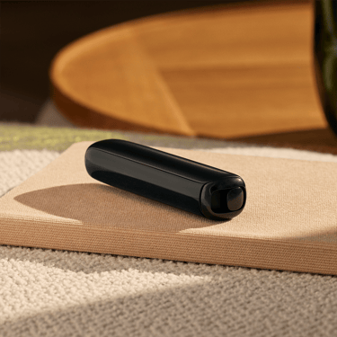جهاز Ploom AURA باللون الأسود الداكن هو جهاز تبغ مُسخَّن هادئ دائمًا معك.