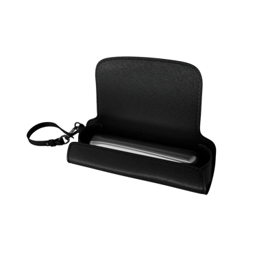 منظر جانبي لحقيبة Solo Carry Case باللون الأسود الداكن، مع جهاز Ploom AURA وعصي (غير متضمنة).